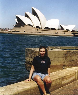 Nicole vor der Sydney-Oper, 02/2000
